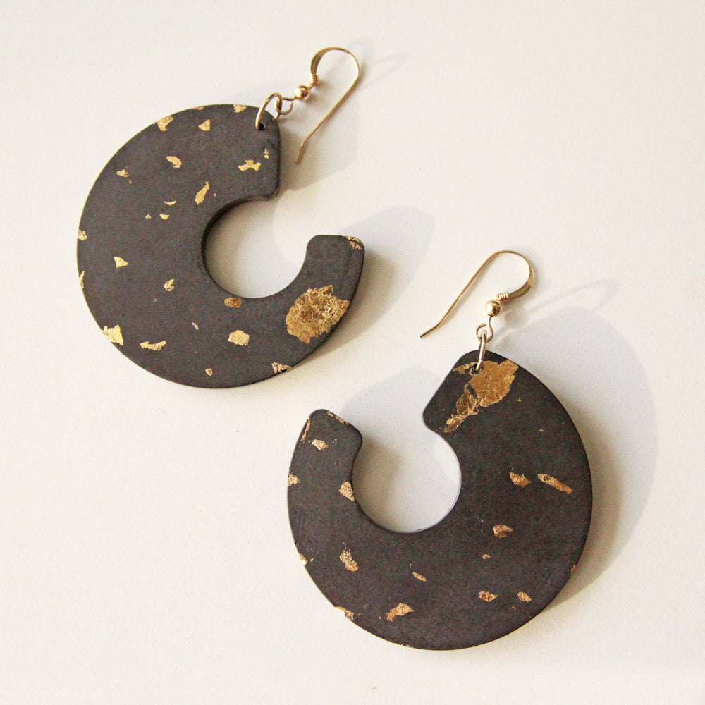 Dangling Swirl Concrete Earrings - Black